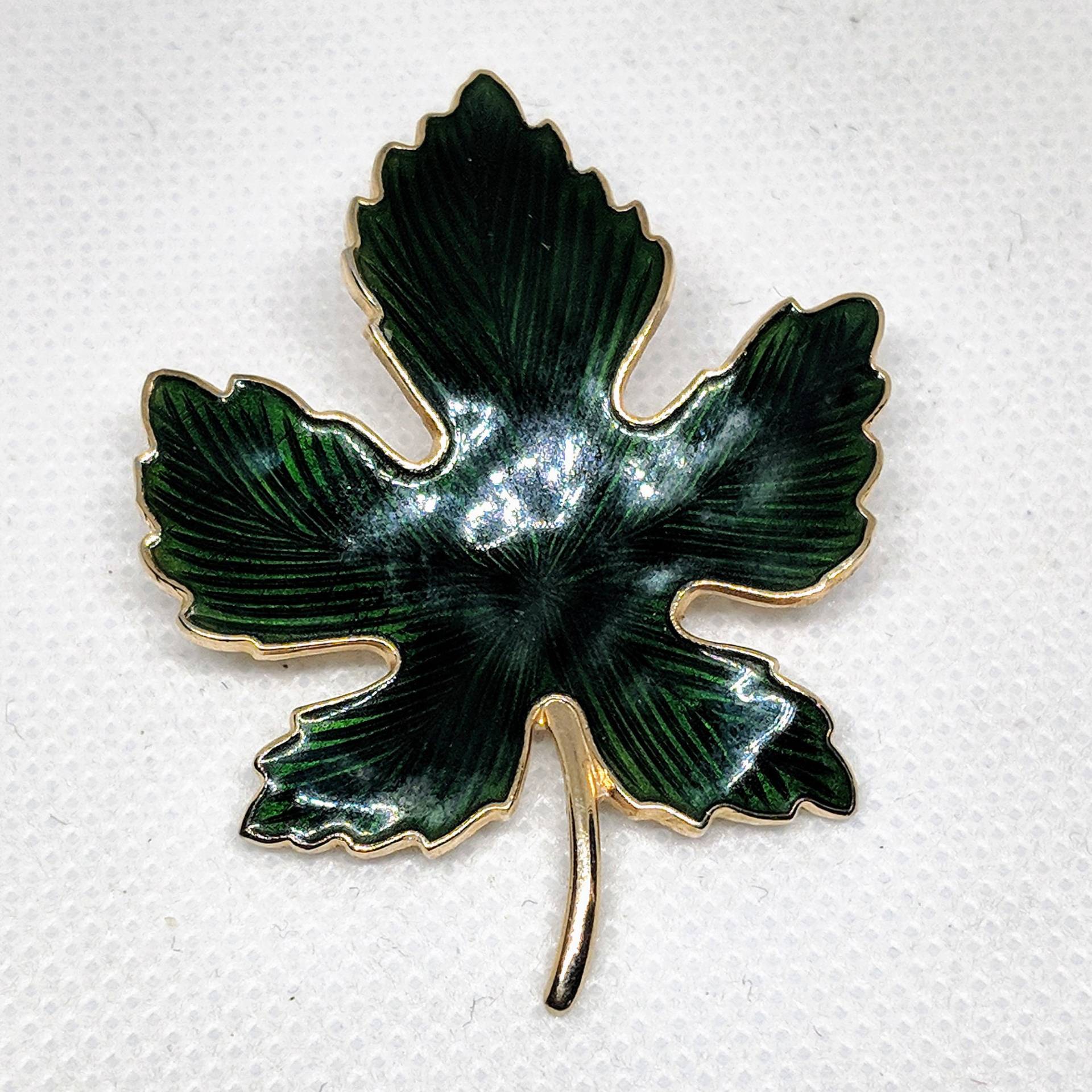 Jahrgang Guilloche Emaillierten Dunkel Grün Maple Leaf Brosche/Anstecknadel Geschenk Für Ihre Natur Wald Baum New England Kanada von InheritedTaste