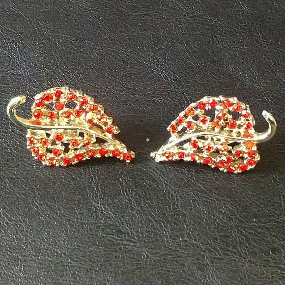 Mitte Des Jahrhunderts Signiert Dodds Doodz Roten Strass-Klappen-Clip-Auf Ohrringe Mitte Des Jahrhunderts Signiert Dodds Doodz Roten Strass-Klappen-Clip-Auf Ohrringe von InheritedTaste