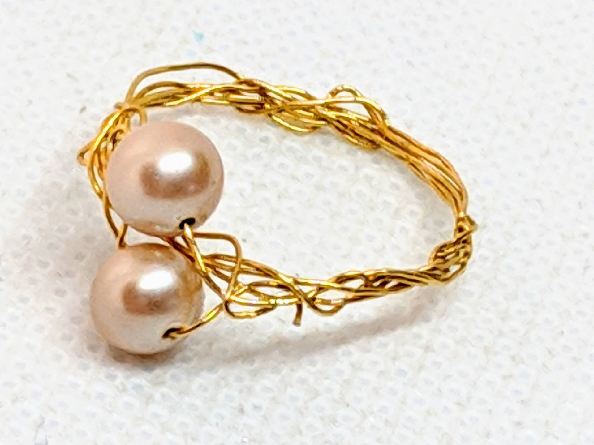 Pearl Und Gold-Ton Draht Ring Größe 6, Handgefertigte Ein Von Einer Art Gemacht Mit Vintage-Perlen Pearl Und Gold-Ton Draht Ring Größe 6, Handgefertigte Ein Von Einer Art Gemacht Mit Vintage-Perlen von InheritedTaste