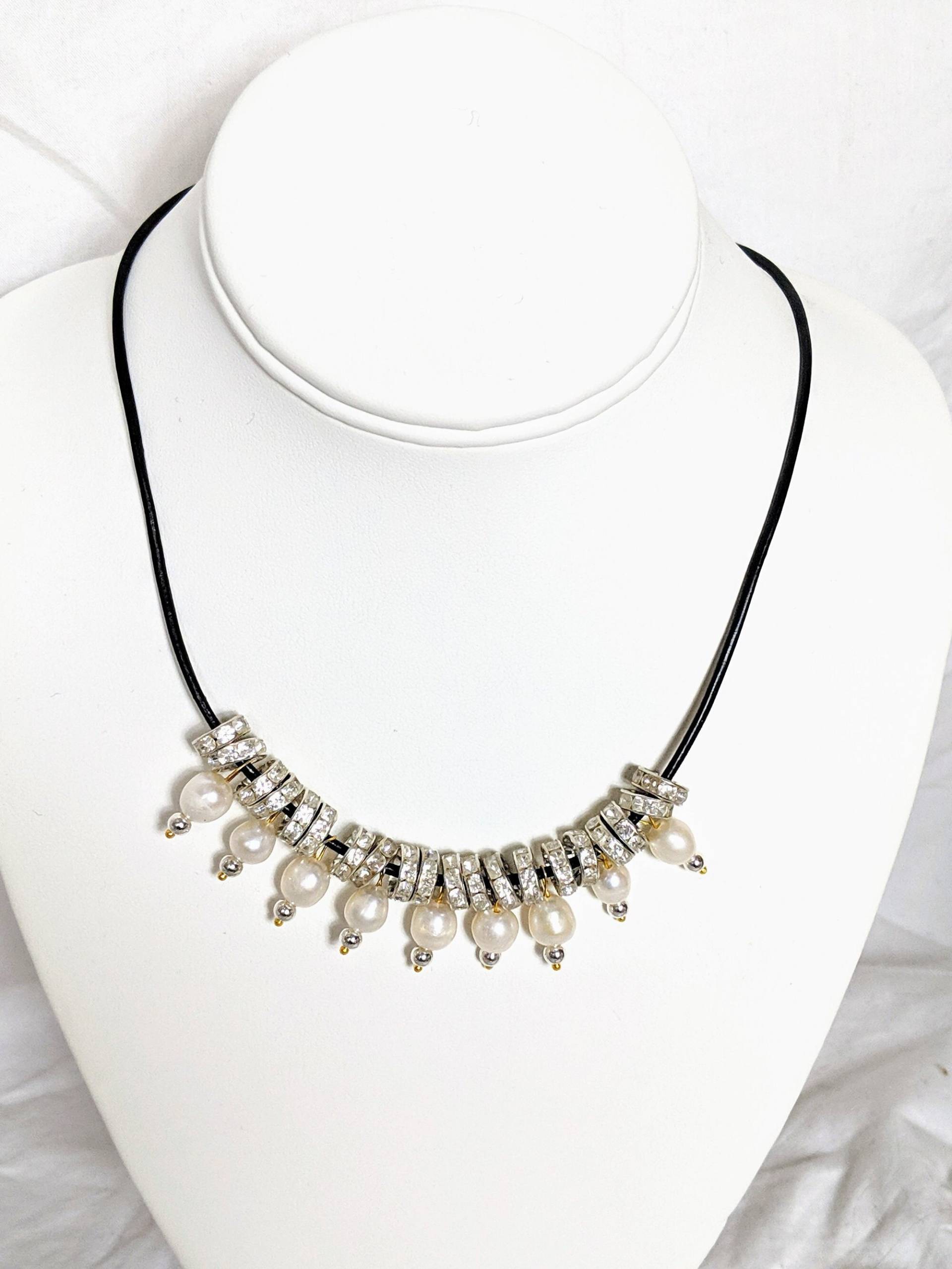 Perle, Schwarzem Leder Und Strass Halskette Perle, Schwarzem Leder Und Strass Halskette von InheritedTaste