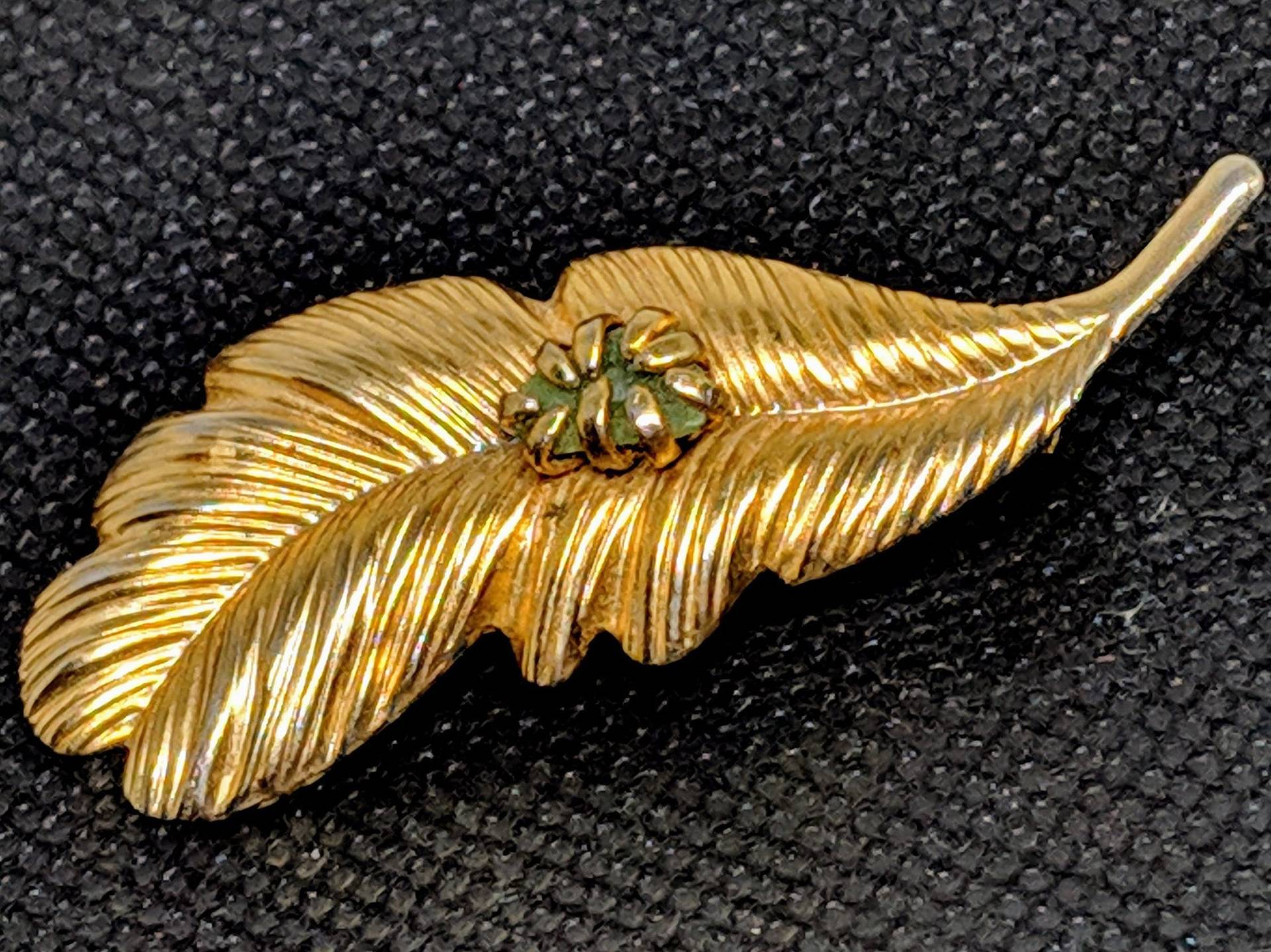 Vintage Goldton Feder Oder Blatt Brosche Mit Jade - Natur Inspiriert Geschenk Für Sie von InheritedTaste