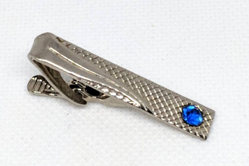 Vintage Silber-Ton Mit Blau Strass Verbindungsstange/Krawattennadel, Mid-Century Strukturierte Und Wave-Design von InheritedTaste