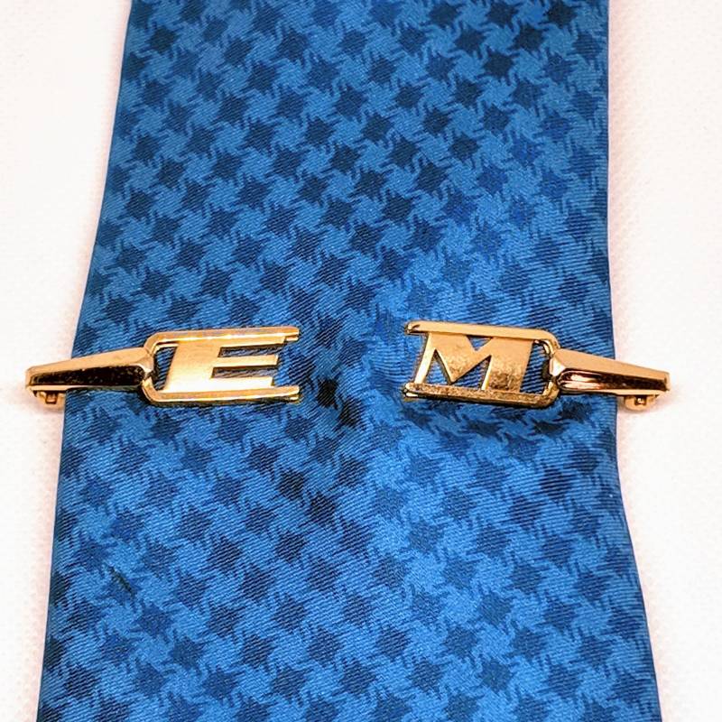 Weinlese-Monogramm Em Traverse, Durchbohrt Look Krawattennadel Mit Initialen E M von InheritedTaste