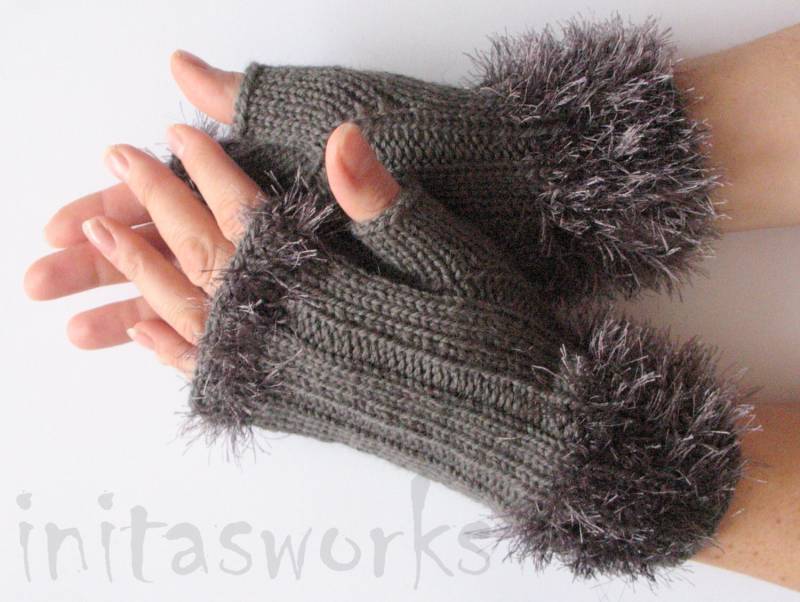 Fingerlose Handschuhe Grau Armstulpen 21 cm Aus Wolle Und Acryl von Initasworks