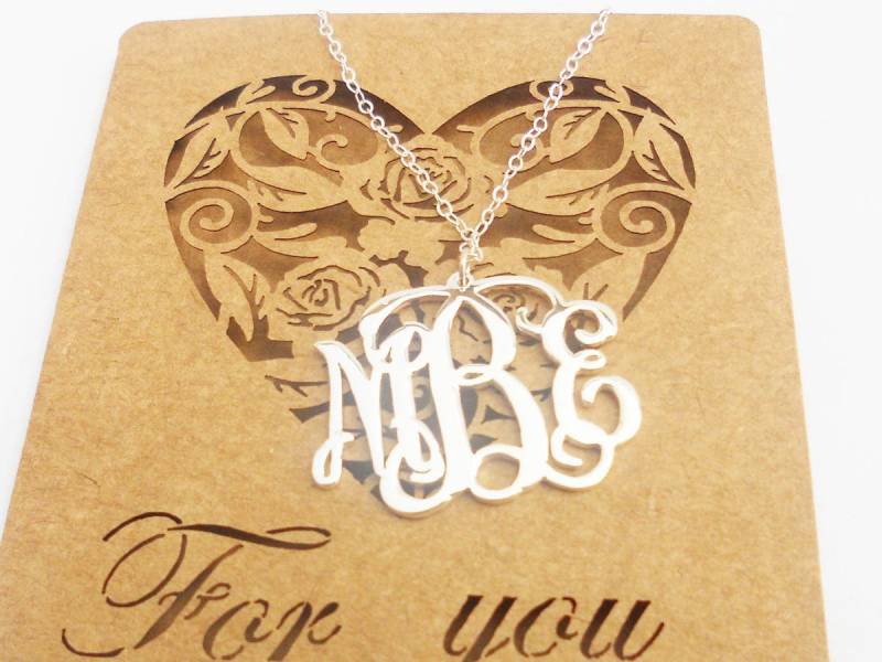 1 1/2 "Monogramm Namensschild Halskette, Silber Initial Personalisierte Monogramm Charm, 3 Anhänger, Custom Hochzeitsgeschenk von InitialNecklaces