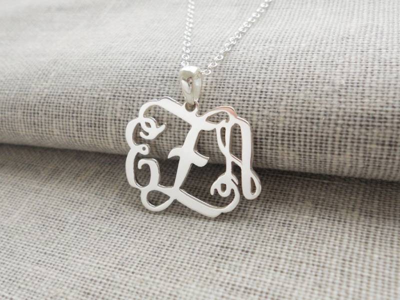 1 3/4 Zoll Monogramm Charm Halskette, Silber Große Initialen 3 Initial Halskette Charm, Namensschild Brautjungfern Geschenke 1 3/4 Zoll Monogramm Charm Halskette, Silber Große Initialen 3 Initial Halskette Charm, Namensschild Brautjungfern Geschenke von InitialNecklaces