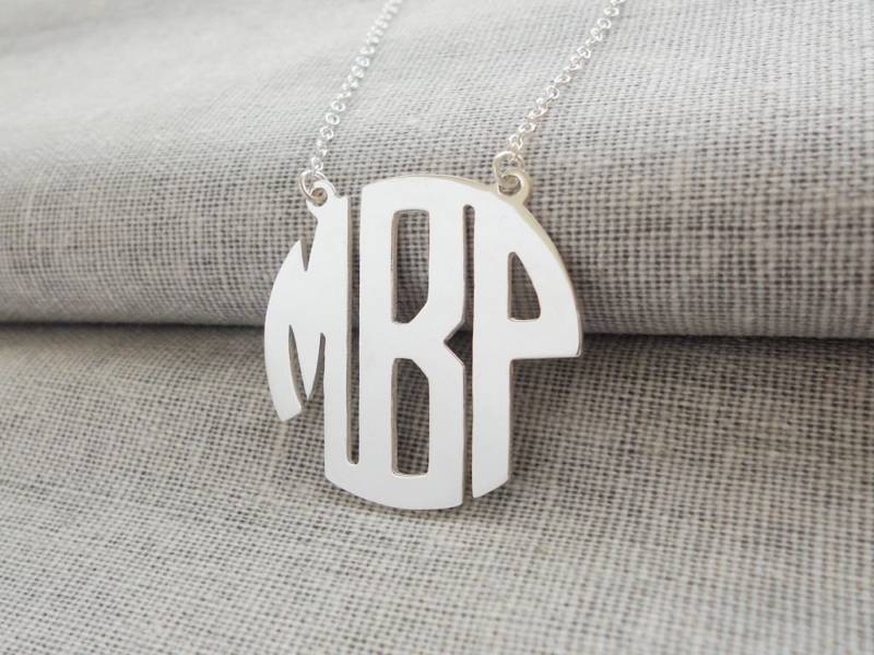 1 "Monogramm-Block-Halskette, Personalisierte Monogramm-Initialen-Halskette, Drei Buchstaben-Typenschild Monogrammiert, Namenshalskette 1 "Monogramm-Block-Halskette, Personalisierte Monogramm-Initialen-Halskette, Drei Buchstaben-Typenschild Monogrammiert, Namenshalskette von InitialNecklaces