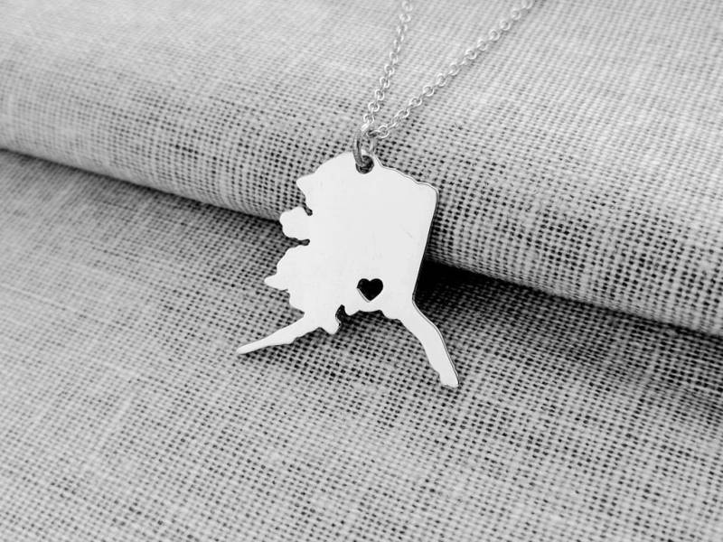 Alaska Halskette, Ak State Charm Geformte Personalisierte Halskette Mit Herz Alaska Halskette, Ak State Charm Geformte Personalisierte Halskette Mit Herz von InitialNecklaces