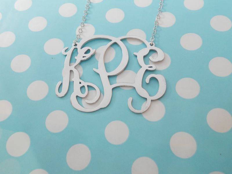 Große Monogramm Halskette 2 Zoll, Silber Initialen Halskette, 3 Charm Cut Out Brautjungfern Geschenk Große Monogramm Halskette 2 Zoll, Silber Initialen Halskette, 3 Charm Cut Out Brautjungfern Geschenk von InitialNecklaces