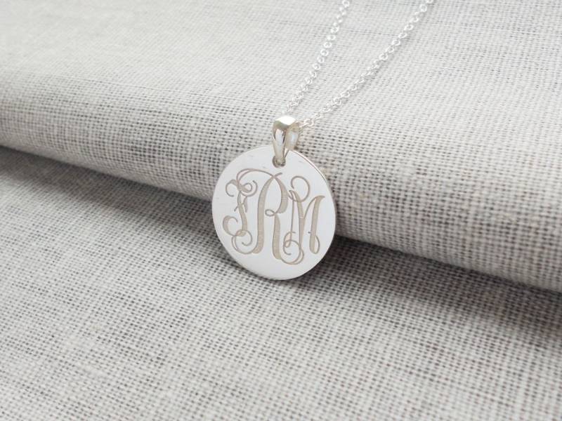 Handgemachte Sterling Silber Halskette, Kleine 3 Initial Monogramm Gravierte Disc Anhänger, Kreis Halskette von InitialNecklaces