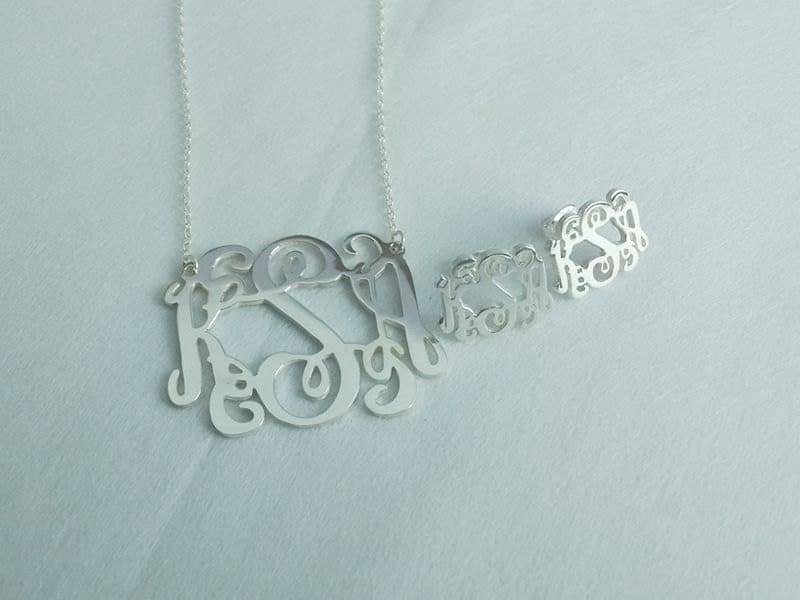 "Mix Und Match-Monogramm-Schmuckstücke, Monogramm-Ohrringe Monogramm-Halskette, 1, 5 "Silber 3 Erste Massive Sterlingsilber-Ohrringe." "Mix Und Match-Monogramm-Schmuckstücke, Monogramm-Ohrringe Monogramm-Halskette, 1, 5 "Silber 3 Erste Massive Sterlingsilber-Ohrringe." von InitialNecklaces