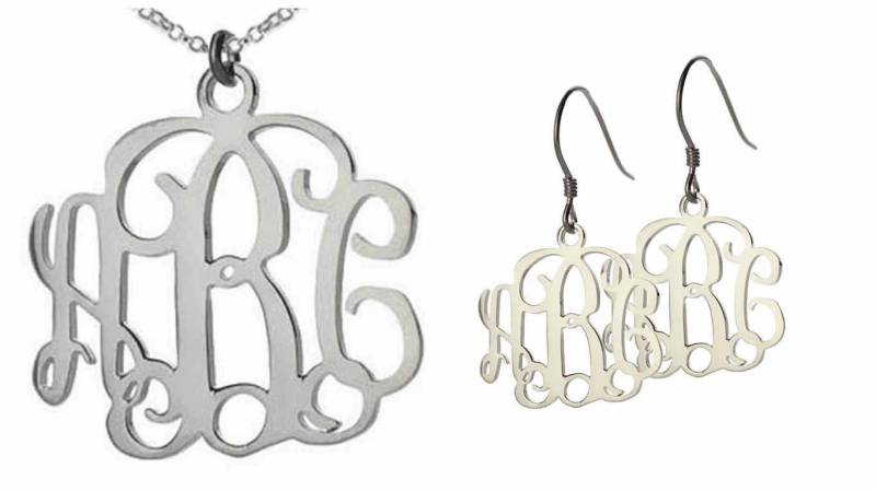 Mix & Match-Monogramm-Ohrringe Und Monogramm-Halskette, 1, 25 "Silber 3 Erste Massive Sterlingsilber-Ohrringe - Personalisierbar" Mix & Match-Monogramm-Ohrringe Und Monogramm-Halskette, 1, 25 "Silber 3 Erste Massive Sterlingsilber-Ohrringe - Personalisierbar" von InitialNecklaces