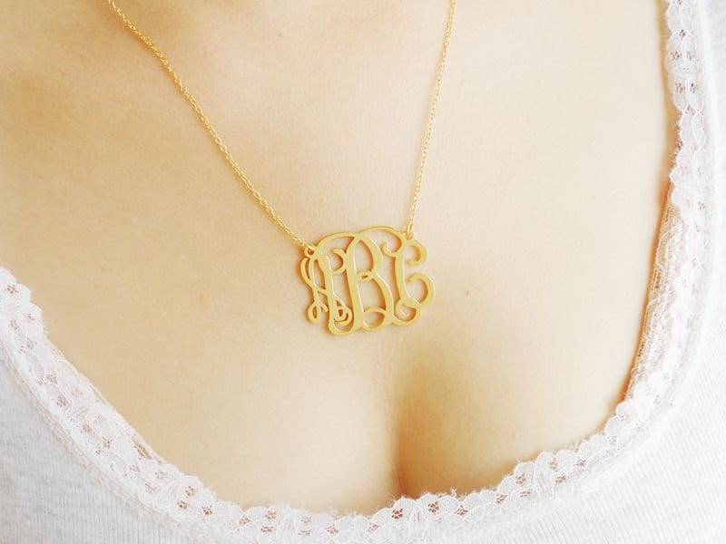 Monogramm Halskette, 1, 25 Zoll Gold Initialen Promi Brautjungfern Geschenk Monogramm Halskette, 1, 25 Zoll Gold Initialen Promi Brautjungfern Geschenk von InitialNecklaces