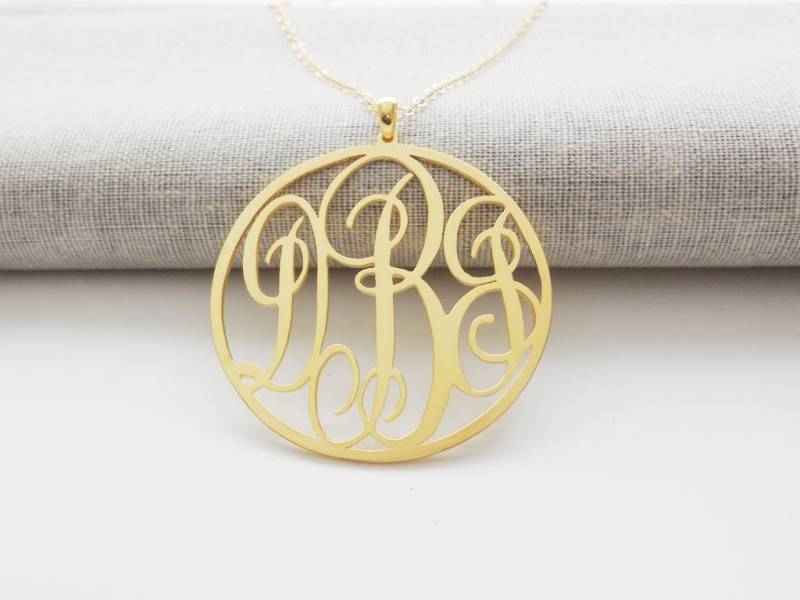Monogramm-Halskette Sterlingsilber, Personalisierte Monogramm-Anfangshalskette 1 1/2 Zoll, 3 Initialen Monogramm-Namensschild-Schmuck Monogramm-Halskette Sterlingsilber, Personalisierte Monogramm-Anfangshalskette 1 1/2 Zoll, 3 Initialen Monogramm-Namensschild-Schmuck von InitialNecklaces