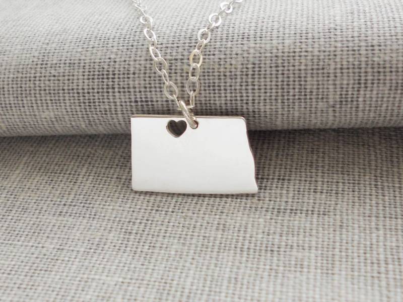 North Dakota State Halskette, Nd Shaped Halskette Mit Einem Herz, Liebe Personalisierte Schmuck North Dakota State Halskette, Nd Shaped Halskette Mit Einem Herz, Liebe Personalisierte Schmuck von InitialNecklaces