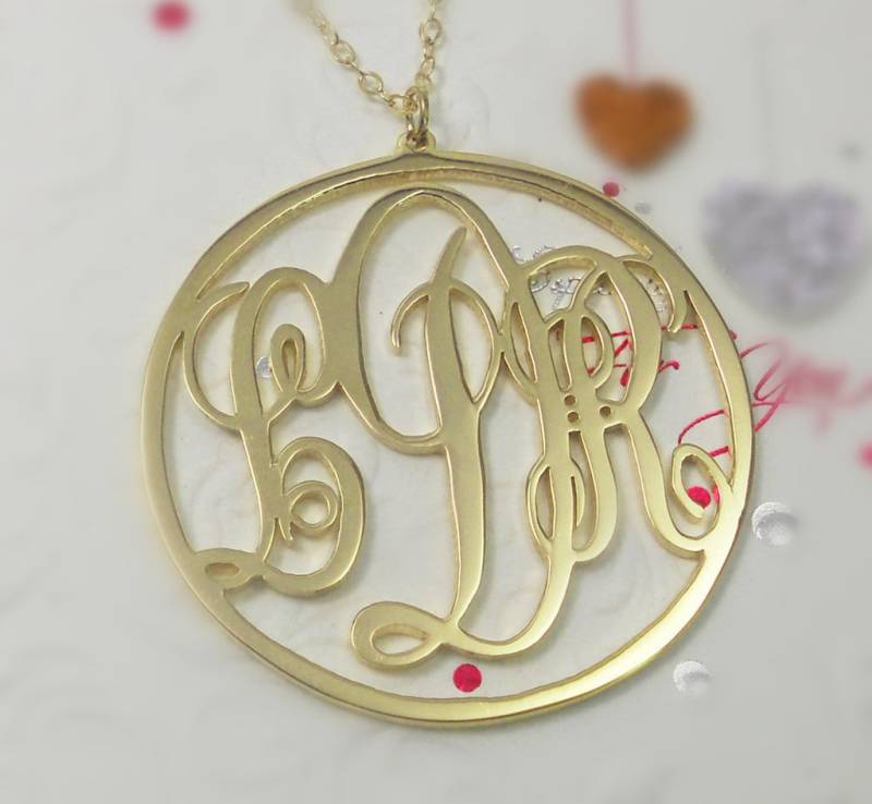 Personalisierte Goldmonogramm-Charm-Halskette, Personalisierte Monogramm-Anfangshalskette 1 Zoll, 3 Initialen Monogramm-Namensschild-Schmucksachen von InitialNecklaces