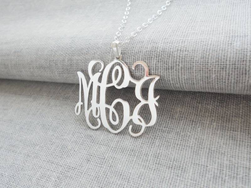 Personalisierte Halskette 2 Zoll, Silber Benutzerdefinierte Monogramm Halskette, 3 Initialen Charm Namensschild Anhänger, Großes Monogramm von InitialNecklaces