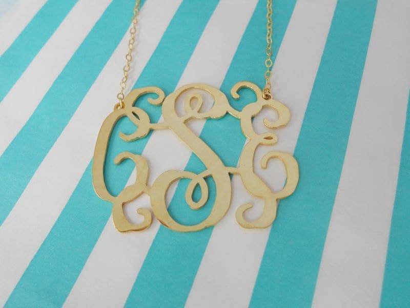 Personalisierte Monogramm Halskette, Gold Initialen 3 Anhänger Cut Out 1, 25 "Halskette, Brautjungfern Geschenk Personalisierte Monogramm Halskette, Gold Initialen 3 Anhänger Cut Out 1, 25 "Halskette, Brautjungfern Geschenk von InitialNecklaces