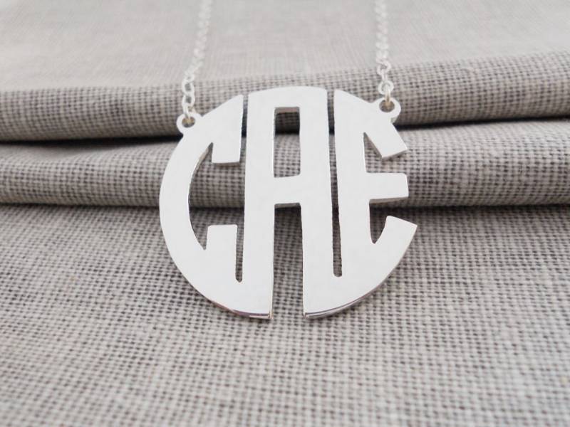 Personalisierte Monogramm Initialen Halskette, 1, 25 "Monogramm Block Drei Buchstaben Namensschild Monogrammiert, Namenskette Personalisierte Monogramm Initialen Halskette, 1, 25 "Monogramm Block Drei Buchstaben Namensschild Monogrammiert, Namenskette von InitialNecklaces