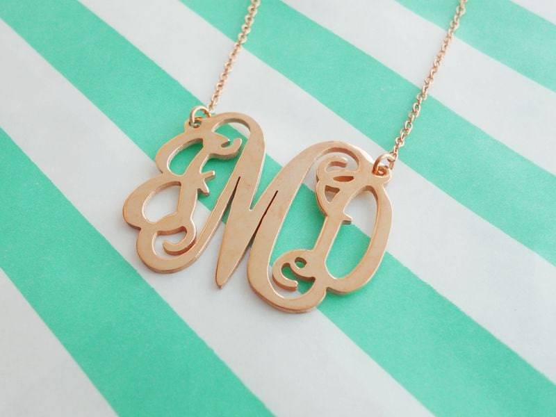 Rose Gold Monogramm Halskette, Personalisierte Berühmtheit 1 Zoll Weihnachtsgeschenk Rose Gold Monogramm Halskette, Personalisierte Berühmtheit 1 Zoll Weihnachtsgeschenk von InitialNecklaces