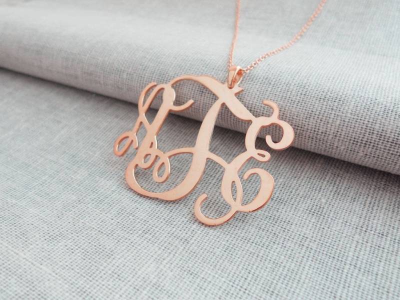Rose Gold Monogramm Halskette, Personalisierte Charme, Initial Vine Charm Splitter, 3 Initialen Monogrammed Name Plate Schmuck Rose Gold Monogramm Halskette, Personalisierte Charme, Initial Vine Charm Splitter, 3 Initialen Monogrammed Name Plate Schmuck von InitialNecklaces