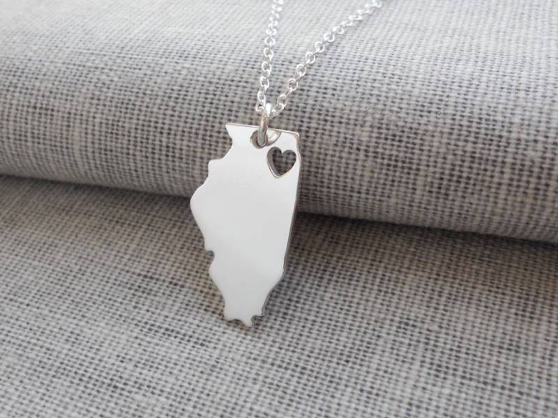 Silber Halskette Des Us - Bundesstaates Illinois, Il Map State Halskette, Handgefertigte Personalisierte Illinois 925 Sterling Mit Herz von InitialNecklaces