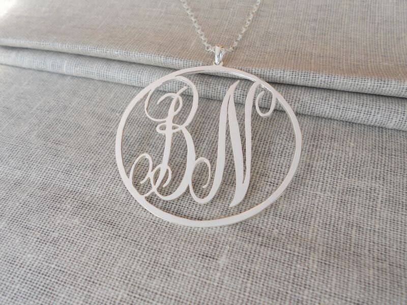 Silber Initialen Halskette, Monogramm Personalisierte Schmuck, Zwei Brautjungfer Geschenk Silber Initialen Halskette, Monogramm Personalisierte Schmuck, Zwei Brautjungfer Geschenk von InitialNecklaces