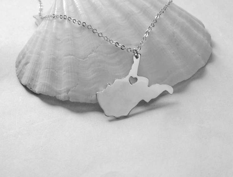 Silber West Virginia State Halskette, Wv Map Zustand Geformte Personalisierte Charm Mit Einem Herz Silber West Virginia State Halskette, Wv Map Zustand Geformte Personalisierte Charm Mit Einem Herz von InitialNecklaces