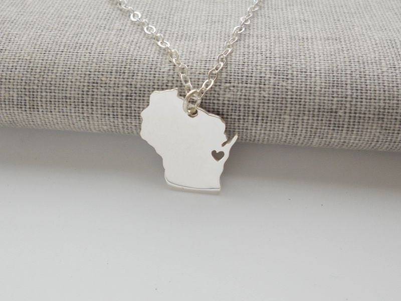 Silber Wisconsin State Halskette, Wi Map Charm, Zustand Geformte Personalisierte Charm Mit Einem Herz von InitialNecklaces