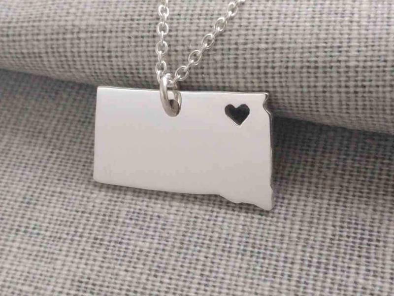 South Dakota State Charm, Sd Zustand Geformt Anhänger Mit Einem Herz, Liebe Halskette, Personalisierte Heimatstadt Schmuck South Dakota State Charm, Sd Zustand Geformt Anhänger Mit Einem Herz, Liebe Halskette, Personalisierte Heimatstadt Schmuck von InitialNecklaces
