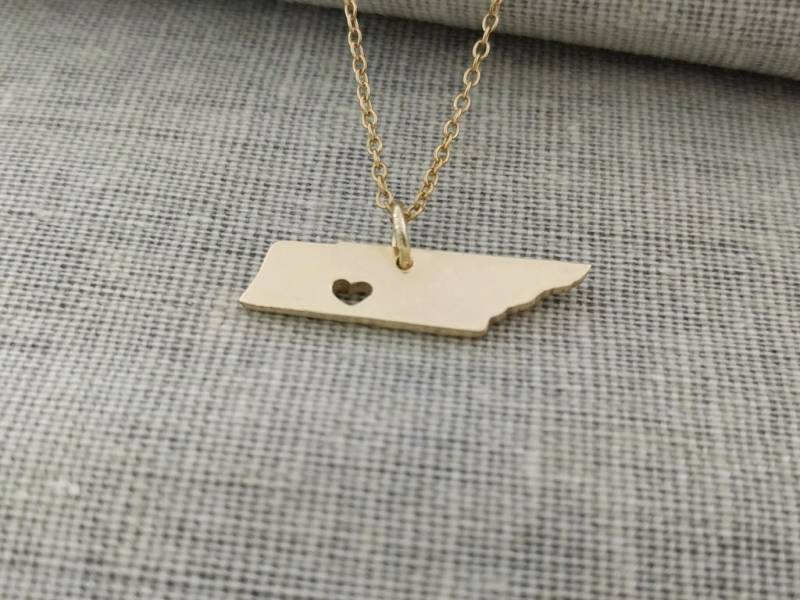Tennessee State Charm Halskette, Tn Zustand Geformte Personalisierte Halskette 18K Vergoldet Mit Einem Herz Tennessee State Charm Halskette, Tn Zustand Geformte Personalisierte Halskette 18K Vergoldet Mit Einem Herz von InitialNecklaces