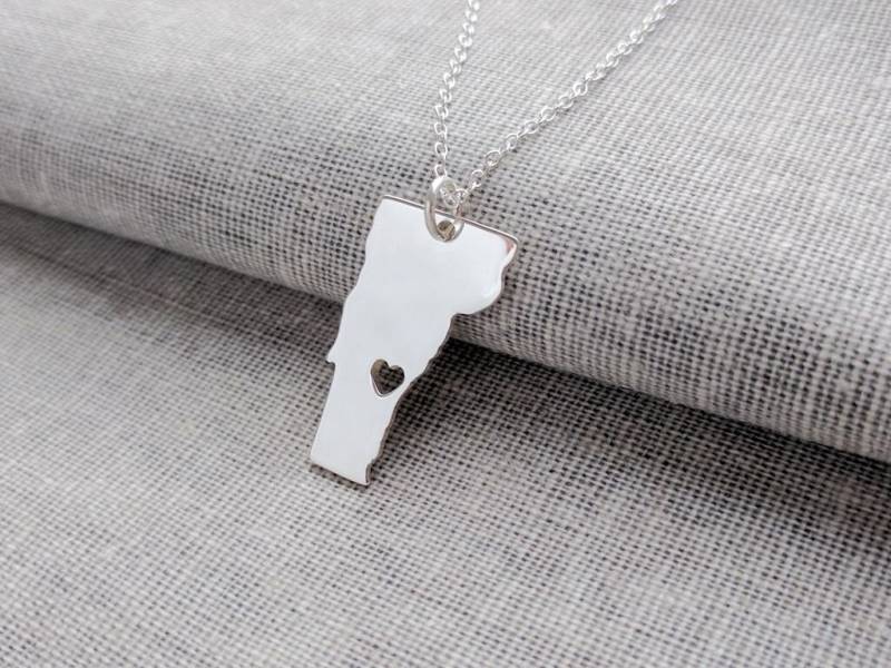 Vermont State Halskette, Vt Charm Zustand Geformte Personalisierte Halskette Silber Mit Herz Vermont State Halskette, Vt Charm Zustand Geformte Personalisierte Halskette Silber Mit Herz von InitialNecklaces