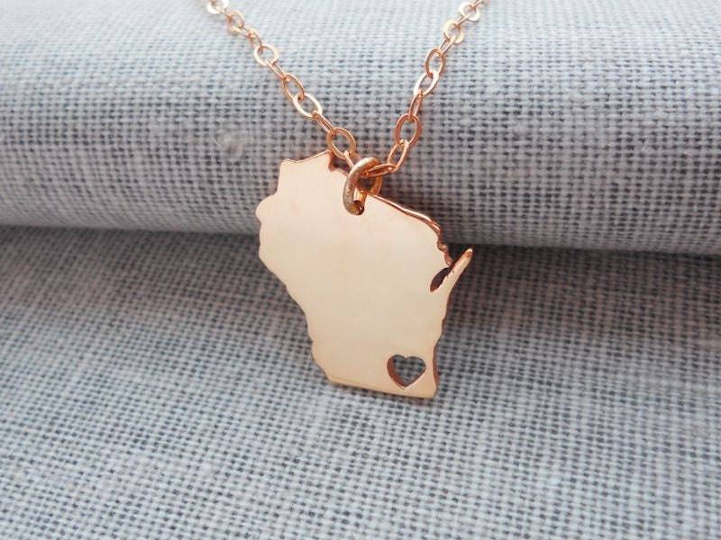 Wisconsin Halskette Roségold, Wi Map State Halskette, Zustand Geformte Personalisierter Charm Mit Einem Herz Wisconsin Halskette Roségold, Wi Map State Halskette, Zustand Geformte Personalisierter Charm Mit Einem Herz von InitialNecklaces
