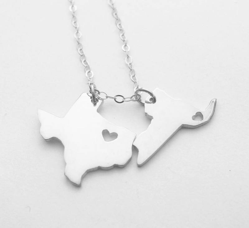 Zwei Staaten Liebe Halskette, Silber Zwei Beste Freundschaft Zustand Kleine Anhänger An Einer Halskette Zwei Staaten Liebe Halskette, Silber Zwei Beste Freundschaft Zustand Kleine Anhänger An Einer Halskette von InitialNecklaces