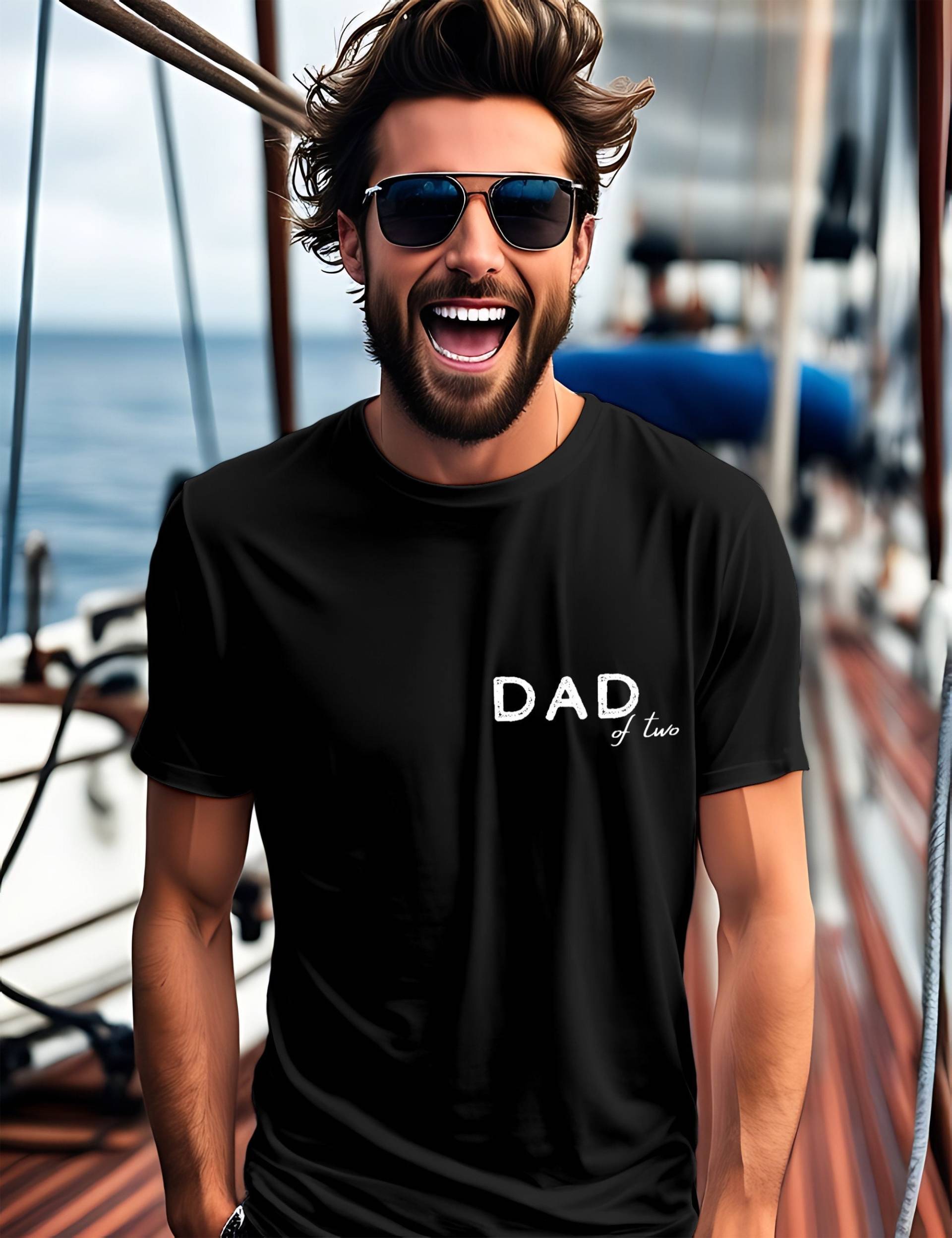Personalisiertes T-Shirt | Dad Of ... Papashirt Stolzer Vater Tolle Kinder Vatertag Geschenk Geburtstag P082Apt2 Personalisiertes T-Shirt | Dad Of ... Papashirt Stolzer Vater Tolle Kinder Vatertag Geschenk Geburtstag P082Apt2 von InkAndBrushArtStudio