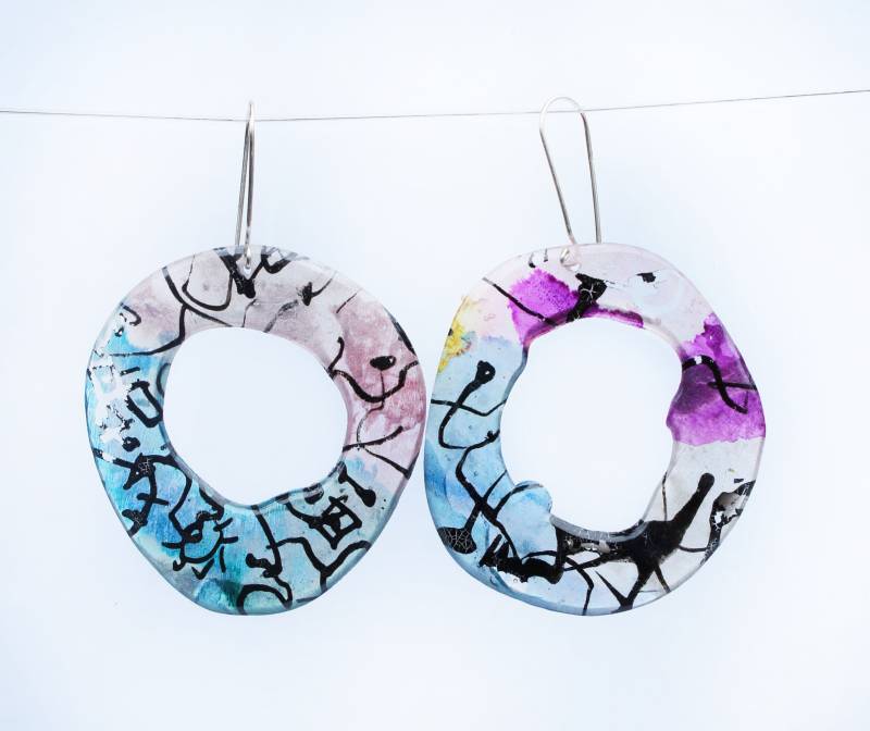 Bunte Statement Ohrringe Aus Harz Und Sterlingsilber Mit Tuschezeichnung von InkLineJewelry