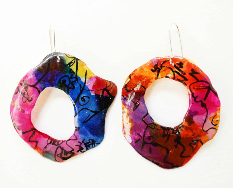 Große Bunte Statement Harz Und Sterling Silber Ohrringe Mit Tinte Linie Zeichnung von InkLineJewelry
