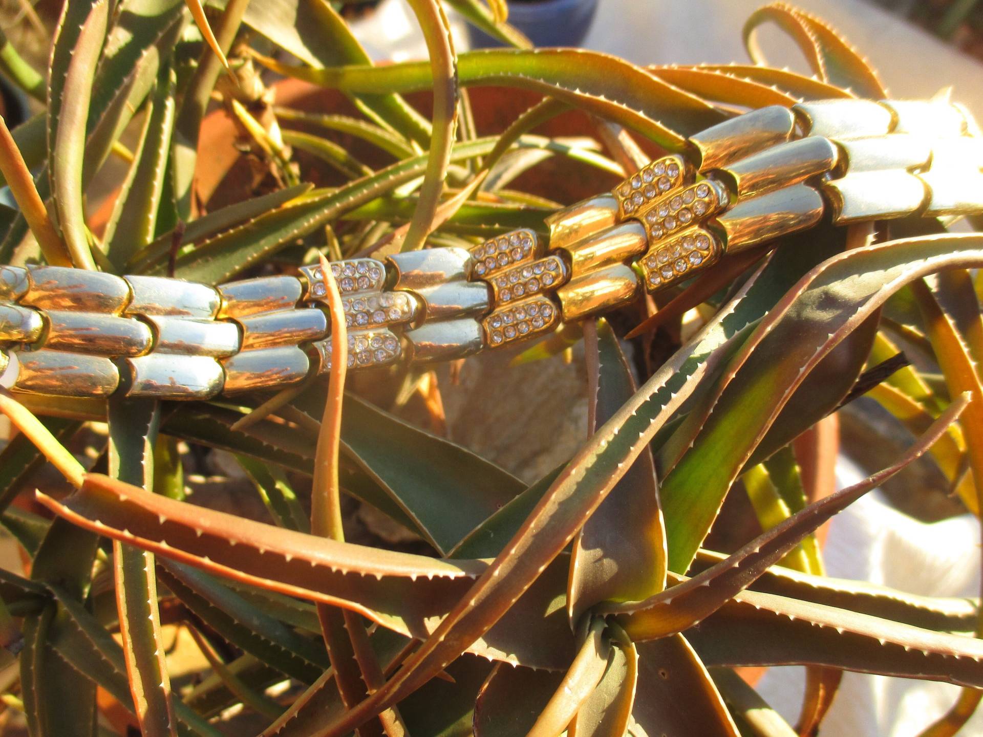 90Er Jahre Goldfarbenes Metall Mit Strass Panel Armband, Qualitäts Runway Bling von InkaTinker