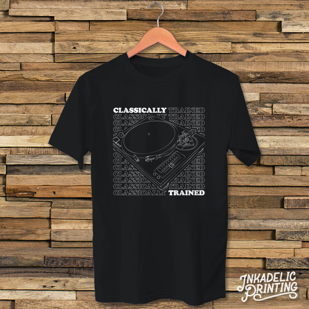 Klassisch Ausgebildet // Dj T-Shirt Technik 1200 Plattenspieler Vinyl Sammlerplatte Turntablism Deejay Real Hip Hop Soul Funk 45 Breaks Scratch Klassisch Ausgebildet // Dj T-Shirt Technik 1200 Plattenspieler Vinyl Sammlerplatte Turntablism Deejay Real Hip Hop Soul Funk 45 Breaks Scratch von InkadelicApparel