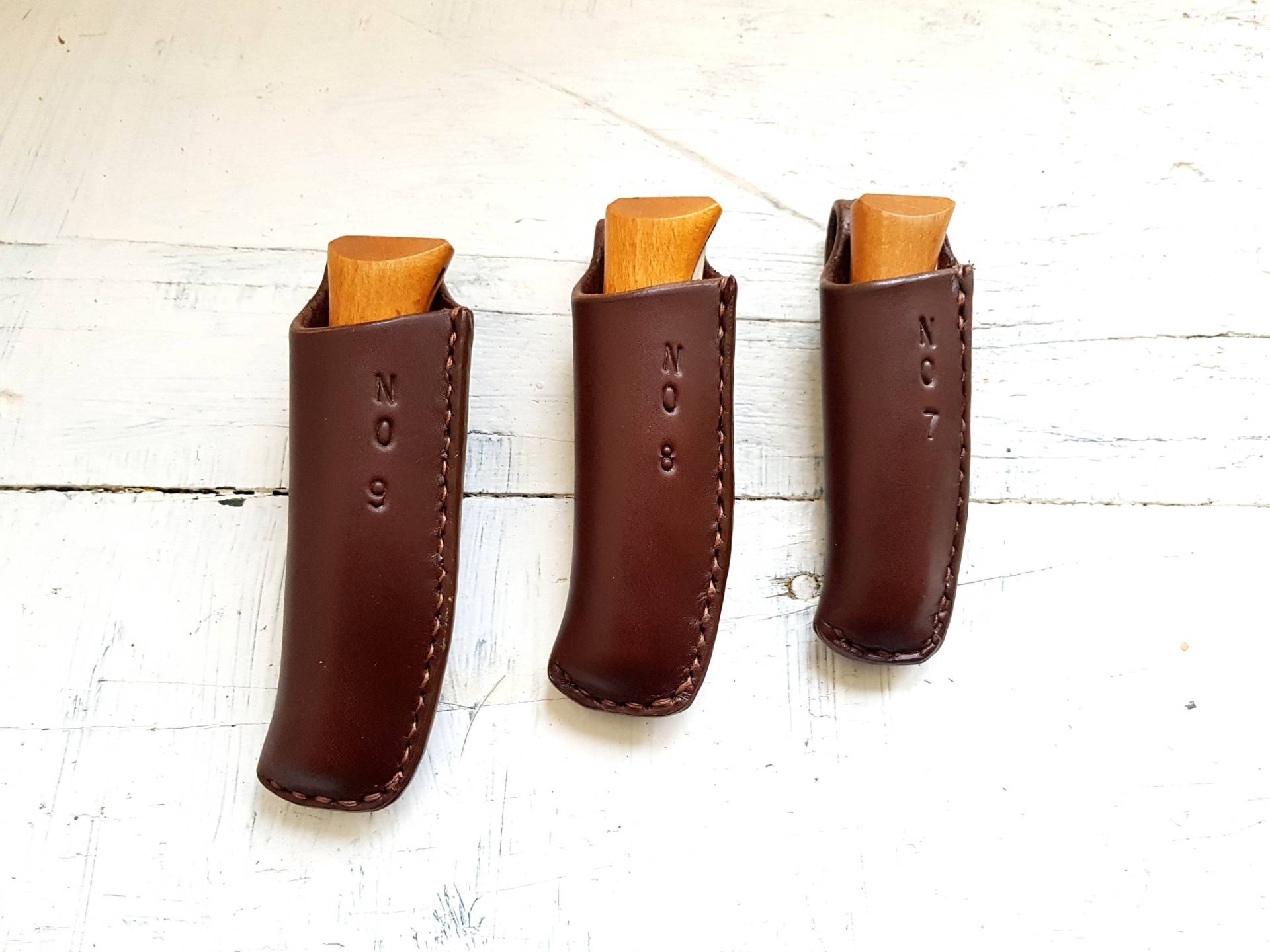 Handgefertigte Lederscheide Aus Opinel Pflanzlich Gegerbt, Personalisiert Handgefertigte Lederscheide Aus Opinel Pflanzlich Gegerbt, Personalisiert von InkitLeather