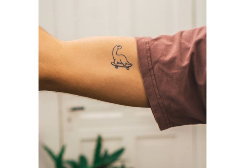 Inkster Schmuck-Tattoo Cooler Dino - Super Secret Sale, wasserfestes temporäres Tattoo, 2 Wochen Halt von Inkster