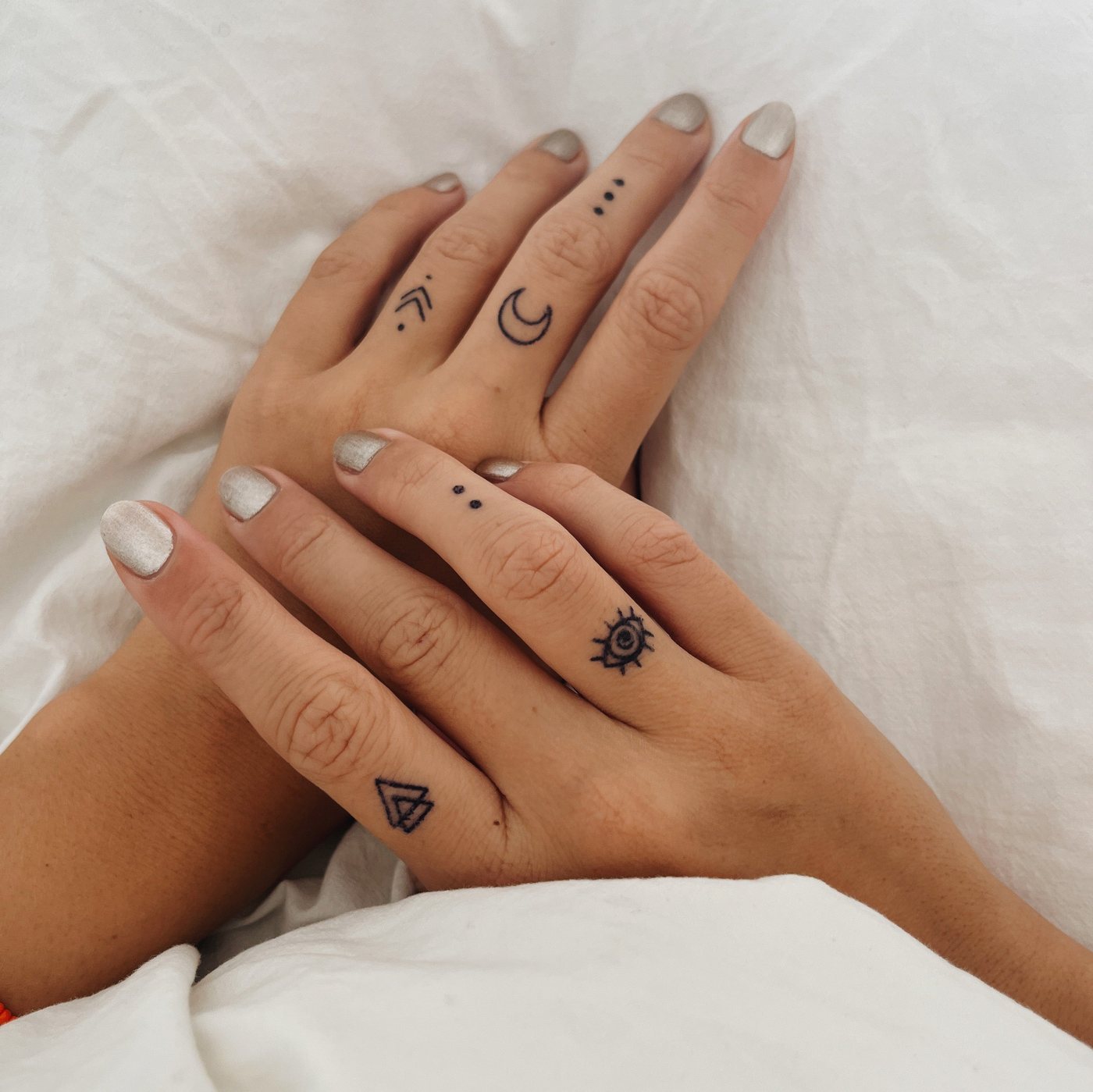 Inkster Schmuck-Tattoo Finger Tattoo kleine Symbol-Ornamente, wasserfestes temporäres Tattoo, 2 Wochen Halt Inkster Schmuck-Tattoo Finger Tattoo kleine Symbol-Ornamente, wasserfestes temporäres Tattoo, 2 Wochen Halt von Inkster