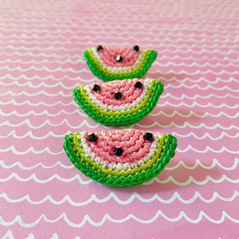 Häkeln Wassermelone Anstecknadel, Obst Schmuck, Miniaturen Häkelnadel, Brosche, Sommer Schmuck von InkyStudioArts