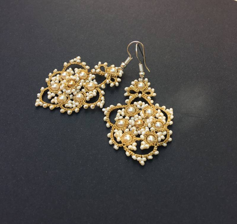 Elegant Tatting | Occhi Chandelier Earrings With Metallic Thread in Gold Colors, Pearl-Coated Preciosa Seed Beads & Fine Glass Pearls von InlaurisHandmade