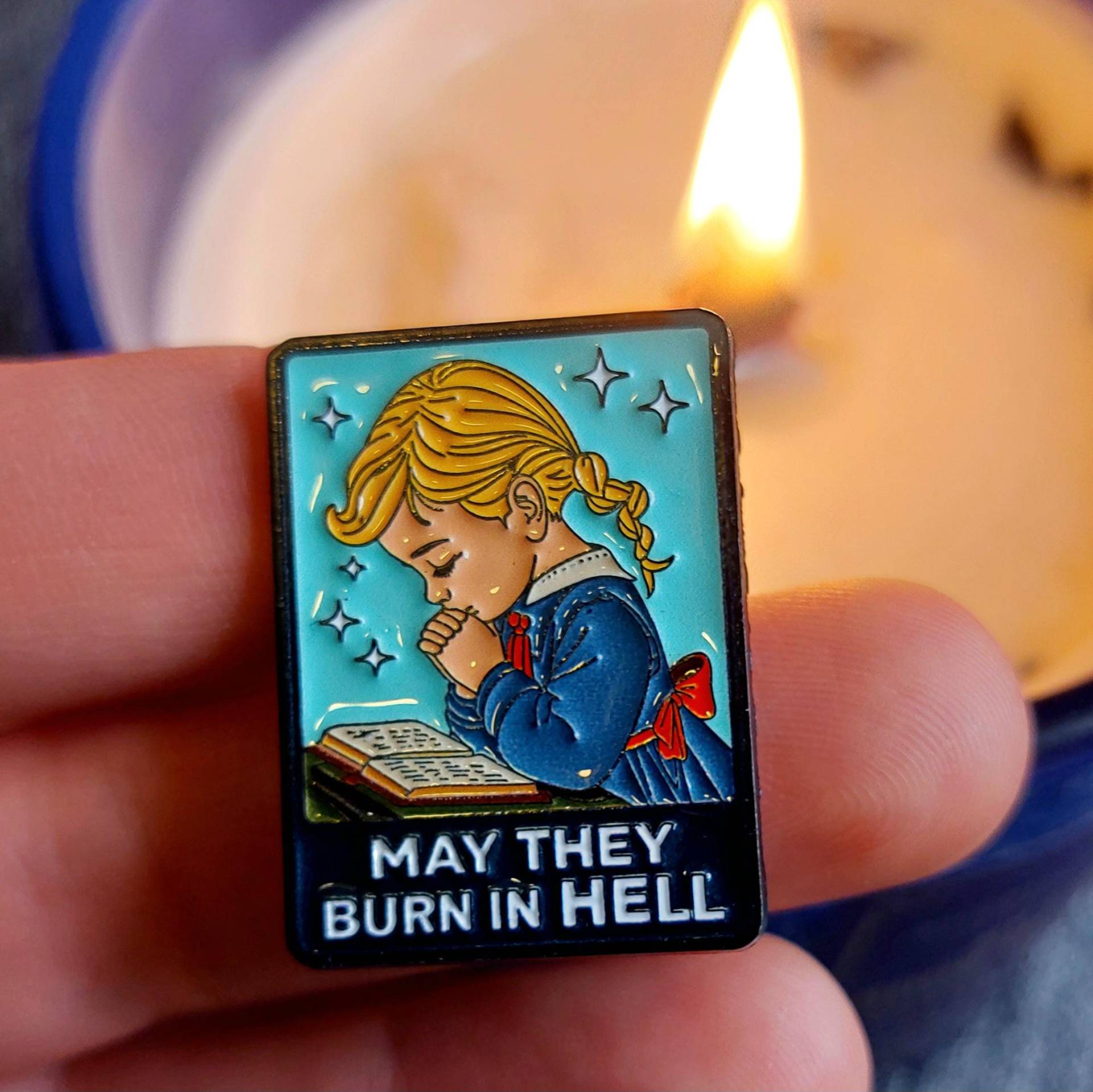 Bunter Pin Lustiger Anstecker Emalie "May That Burning in Hell" Büro Geschenke von InnBos