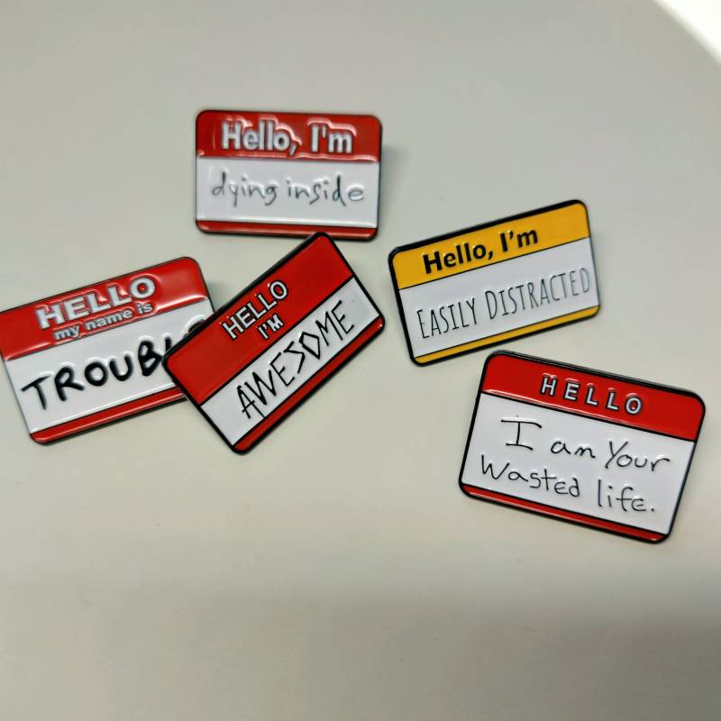 Emaille Pin Mit Aufschrift „Hallo I Am Dying Inside " Button Spruch, Statement Anstecker von InnBos