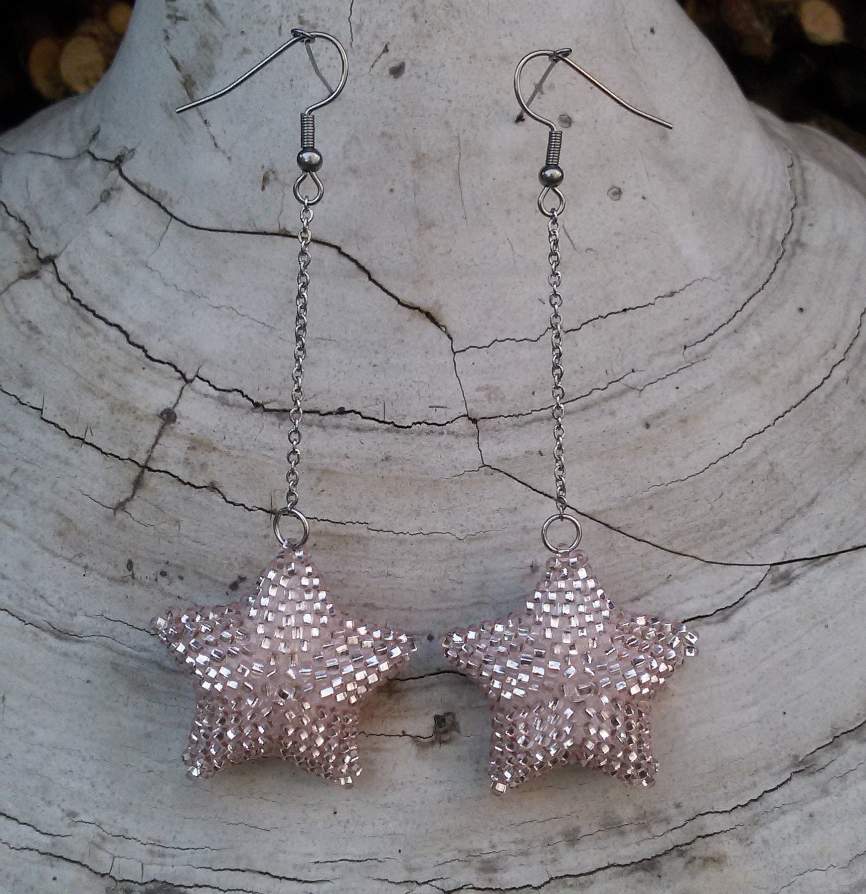 Lange Baumelnde Sternohrringe in Rosa Blush, Die Sie Zum Star Einer Party Machen. Perlen Stern Ohrringe Für Frau Oder Mädchen von InnaInnaStudio