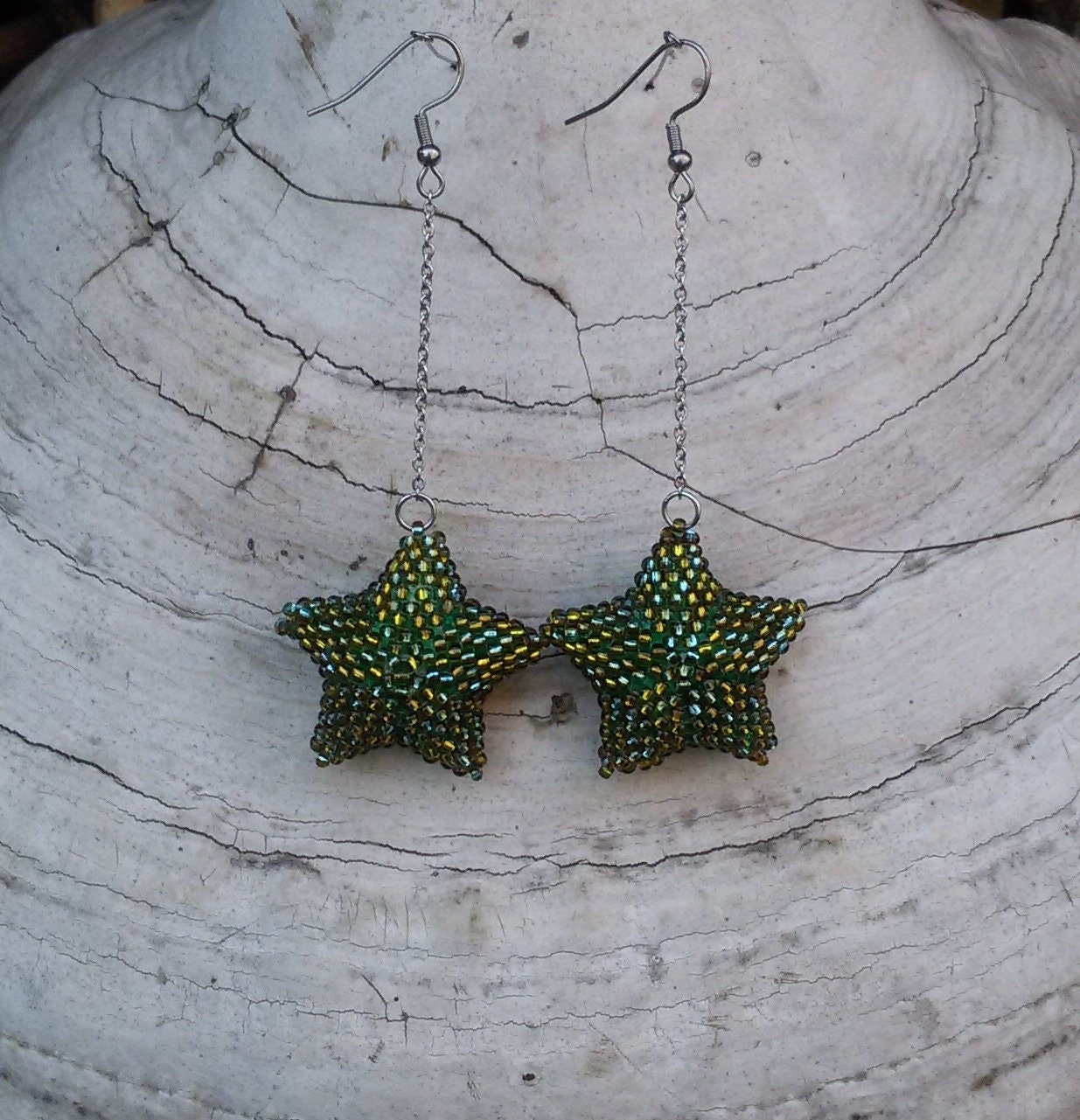 Lange Baumelnde Sternohrringe in Schimmerndem Grün, Gute Wahl Zum Feiern. Perlen Stern Ohrringe Für Frau Oder Mädchen von InnaInnaStudio