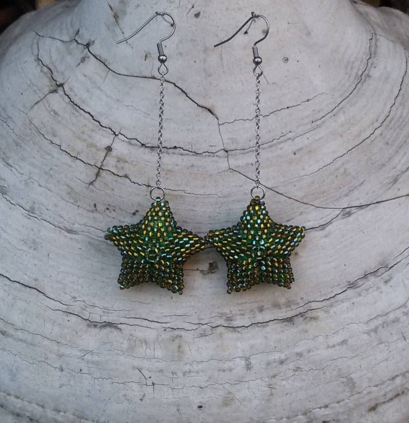 Lange Baumelnde Sternohrringe in Schimmerndem Grün, Gute Wahl Zum Feiern. Perlen Stern Ohrringe Für Frau Oder Mädchen von InnaInnaStudio