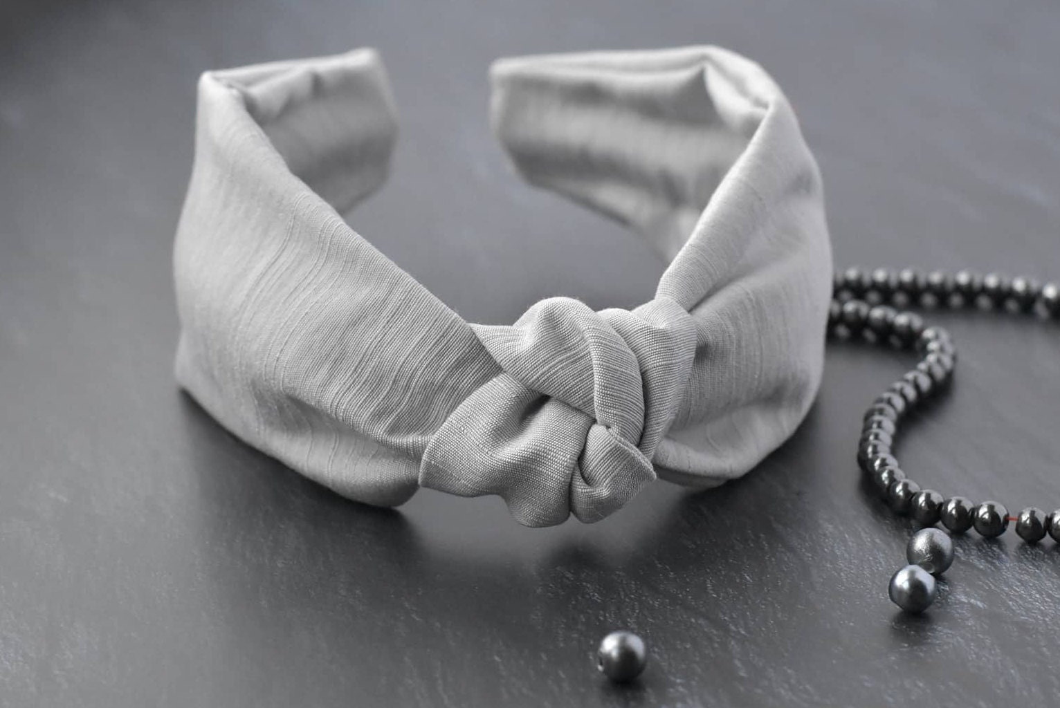 Hellgrau Geknotetes Stirnband. Einheitliches Dünne Top Knoten Geschenk Für Sie von InnaStudioDesigns